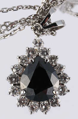 Гарнитур (серьги и подвеска) с бриллиантами из золота 750 пробы, общим весом 21,50 грамма